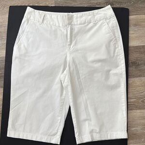 LIZ CLAIBORNE White Capris Size 6